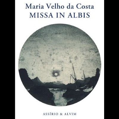 Capa de livro com título MISSA IN ALBIS sobre paisagem cinzenta de montanhas e barco