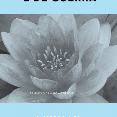 Capa de livro azul com título e imagem de flor em tons cinza