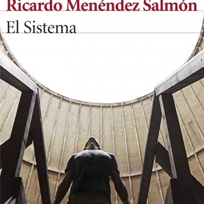Capa do livro El Sistema de Ricardo Menéndez Salmón com imagem de uma pessoa num espaço circular de madeira