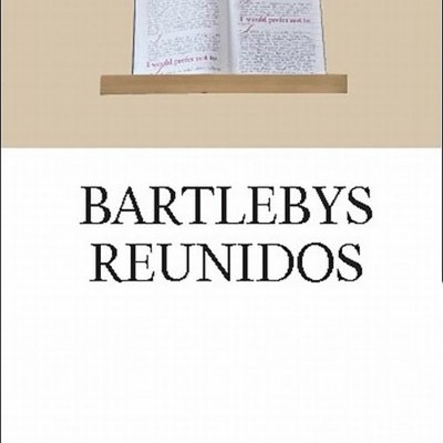 Capa de livro 'Bartlebys Reunidos' com livro aberto numa prateleira de madeira