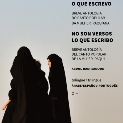 Capa de livro com título e imagem de mulheres de abaya preta no deserto