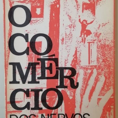 Capa de livro O Comércio dos Nervos de Armando da Silva Carvalho em vermelho e branco