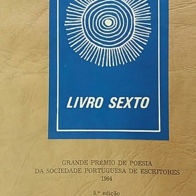 Capa de livro bege com área azul e texto branco e preto