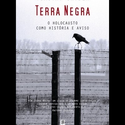 Capa do livro Terra Negra de Timothy Snyder com arame farpado e corvo