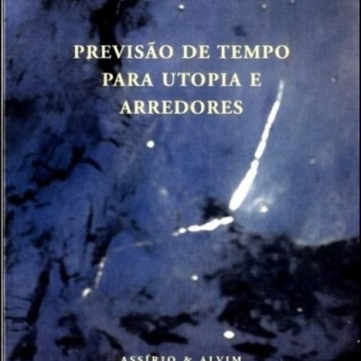 Capa de livro azul escuro com texto amarelo