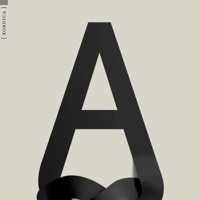 Capa de livro com título 'Lista de locos y otros alfabetos' e letra A preta com nó