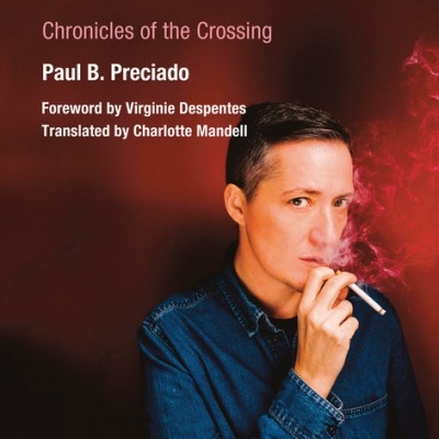 Capa do livro An Apartment on Uranus com pessoa fumando e texto branco e rosa claro