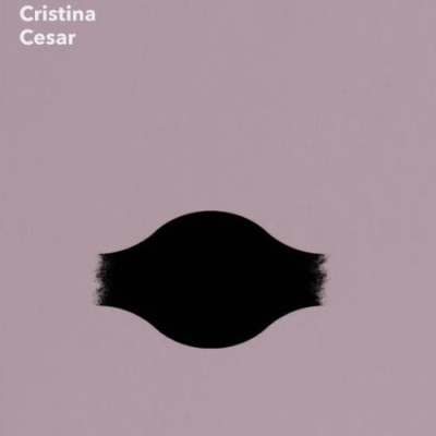Capa de livro cinza claro com forma preta e texto Ana Cristina Cesar, Poética, PLURAL