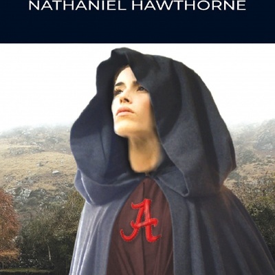 Capa do livro The Scarlet Letter com mulher de capa cinzenta e letra A vermelha