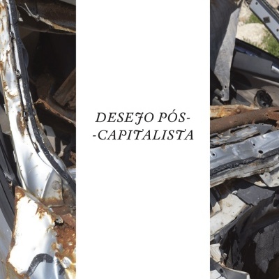 Livro 'Desejo Pós-Capitalista' de Mark Fisher com fundo de carro enferrujado