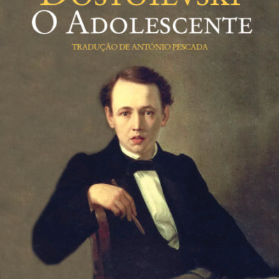 Capa do livro O Adolescente de Fiódor Dostoievski com retrato de jovem sentado.