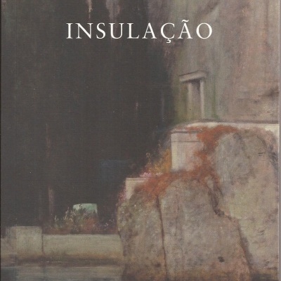 Capa de livro com ilustração de muro, vegetação e o título Insulação