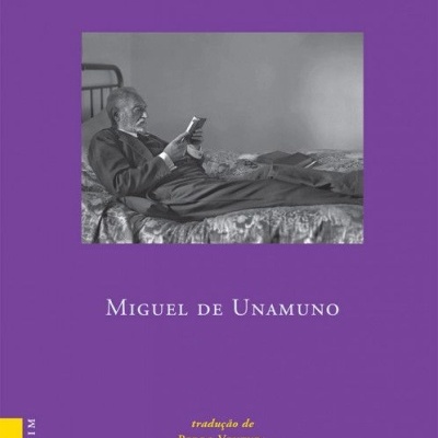 Capa roxa de livro com título, autor, tradução e foto a preto e branco de homem idoso a ler numa cama