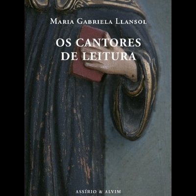 Capa do livro Os Cantores de Leitura com escultura segurando livro vermelho