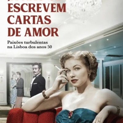 Capa de livro com mulher de vestido azul num sofá vermelho e dois homens ao fundo em ambiente elegante
