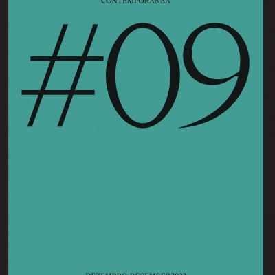 Capa de revista verde com texto e bordas vermelhas e pretas