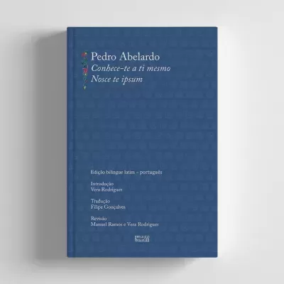 Livro azul texto branco e azul sobre superfície branca