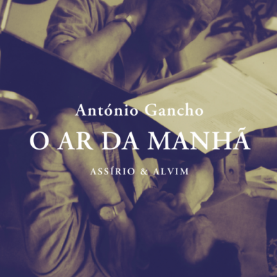 Capa de livro 'O Ar da Manhã' de António Gancho com foto de dois homens