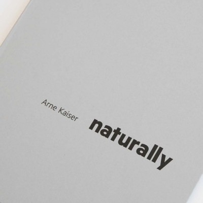Capa de livro cinzenta clara com título naturally e autor Arne Kaiser