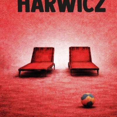 Capa do livro Perder o Juízo com duas espreguiçadeiras vermelhas e uma bola colorida