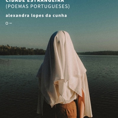 Capa de livro com texto em português e pessoa com tecido branco na cabeça junto a um lago