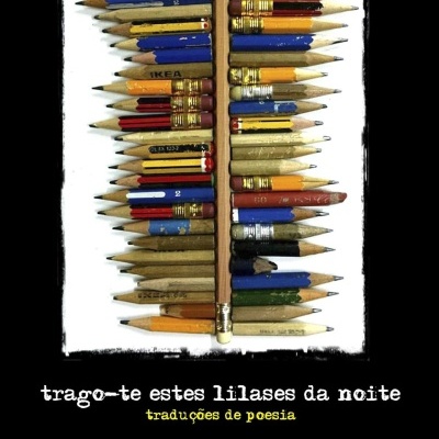 Livro com capa preta e lápis coloridos organizados em duas colunas, título e autor na capa.