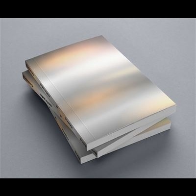 Três livros com capas prateadas lisas empilhados sobre superfície cinzenta