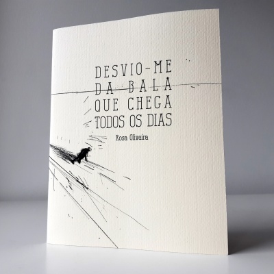 Livro com capa branca texturada e texto preto com ilustração de um homem a correr