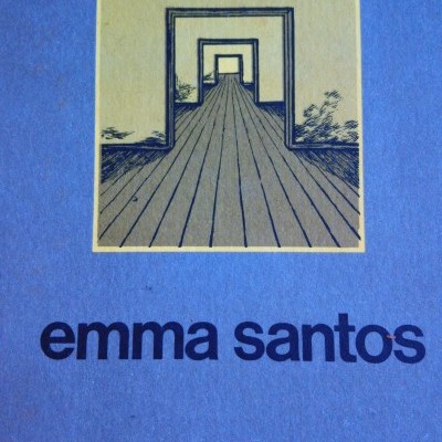 Capa de livro azul com título O TEATRO e autor emma santos, ilustração em perspetiva e logótipo da editora