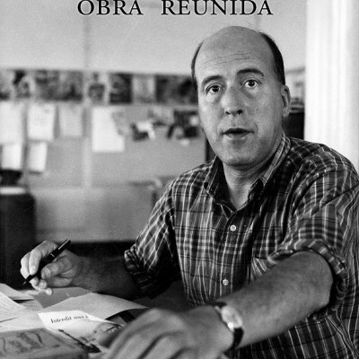 Capa do livro 'Manuel de Lima OBRA REUNIDA' com fotografia de autor sentado à mesa
