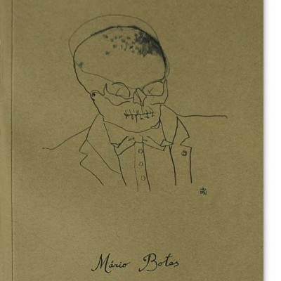 Capa de livro castanha com ilustração de crânio vestido e texto em preto