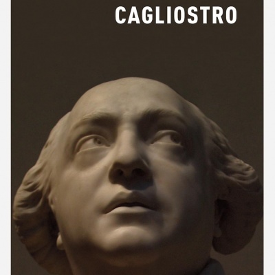 Capa de livro com busto esculpido branco e texto branco em fundo castanho