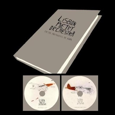 Livro cinza com texto LISBON POETRY ORCHESTRA e dois discos brancos com desenhos de aviões