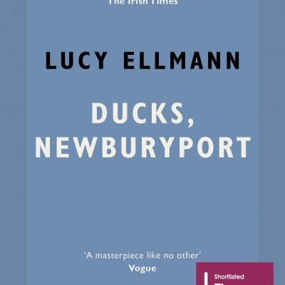 Capa do livro Ducks, Newburyport, de Lucy Ellmann, azul claro com texto e selo Booker Prize