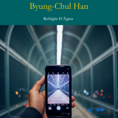 Capa de livro com título e autor e imagem de mão a segurar telemóvel a fotografar túnel iluminado