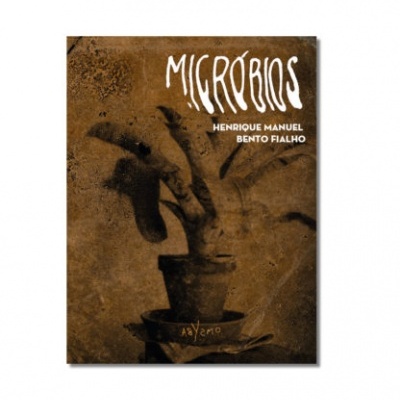 Capa de livro castanha com mãos e planta desenhadas e texto MICRÓBIOS, Henrique Manuel Bento Fialho