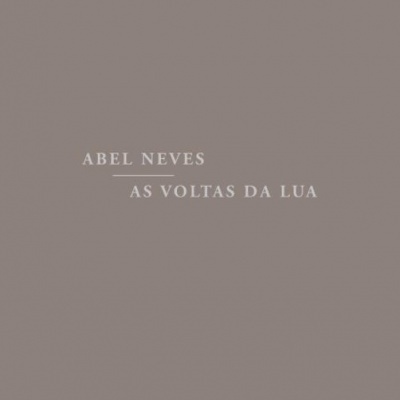 Capa de livro cinza castanho com texto branco 'ABEL NEVES AS VOLTAS DA LUA'