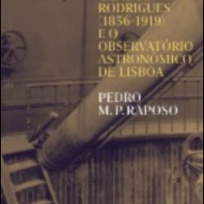 Capa de livro com telescópio antigo e texto sobre Campos Rodrigues e Observatório Astronómico de Lisboa