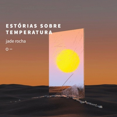 Painel refletor retangular com círculo amarelo em terreno escuro e céu de pôr do sol, texto ESTÓRIAS SOBRE TEMPERATURA.