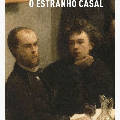 Capa de livro com imagem de dois homens sentados à mesa e texto RIMBAUD-VERLAINE O ESTRANHO CASAL.