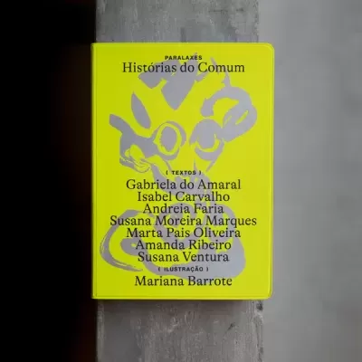 Livro amarelo Histórias do Comum com ilustração prateada e lista de autores