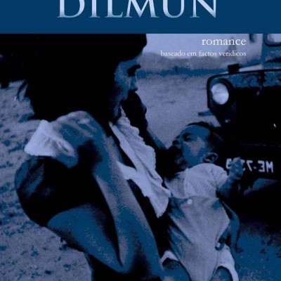 Capa do livro 'DILMUN' com fotografia de mulher a segurar bebé e carro antigo.