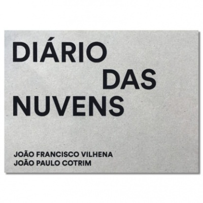 Livro com capa cinza e texto preto Diário das Nuvens com autores João Francisco Vilhena e João Paulo Cotrim