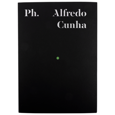 Livro capa preta com texto branco 