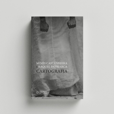 Capa de livro cinzenta com imagem em preto e branco de pessoa vestindo roupa comprida e textos brancos