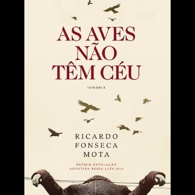 Capa de livro com título, autor e aves a voar num fundo creme