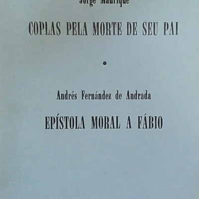 Capa azul clara de livro com títulos e autores impressos em preto