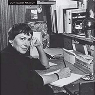 Capa de livro com Ursula K. Le Guin sentada a escrever em escritório