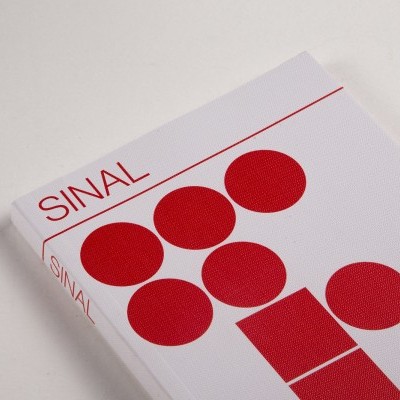 Livro branco com título 