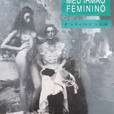 Capa de livro com fotografia a preto e branco de duas mulheres e texto verde